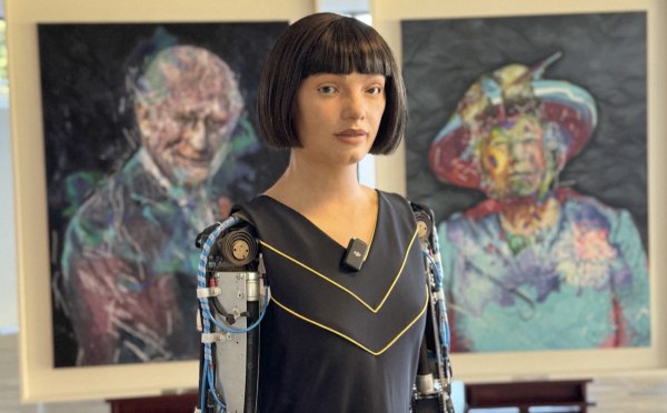 Το πρώτο πορτρέτο του βασιλιά Καρόλου ζωγραφισμένο από ένα ρομπότ